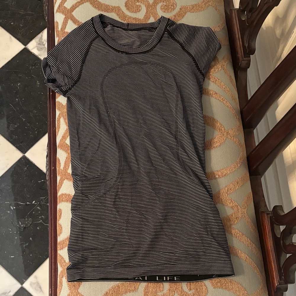 Lululemon black and white striped short sleeve size 2